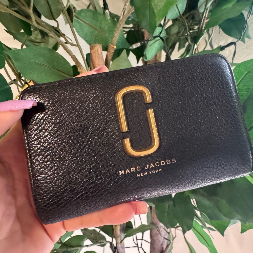 Marc Jacobs pebble Leather Zip Wallet with Gold hardware